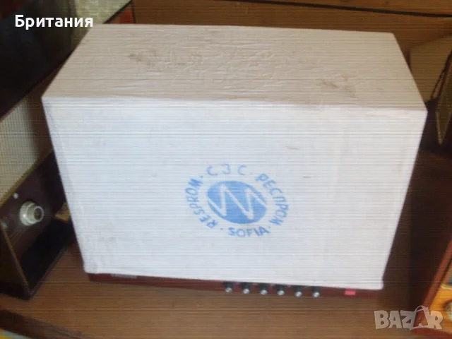 Стар колекционерски български лампов телевизор с покривало и крака.
