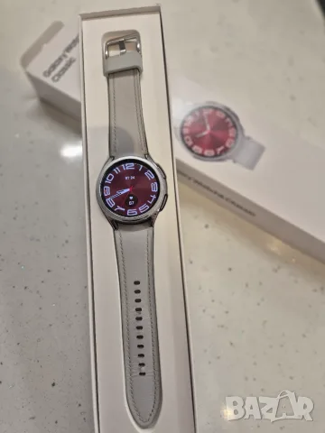 Samsung Galaxy Watch 6 Classic 43 mm Silver + допълнителни аксесоари, снимка 2 - Смарт гривни - 55680884