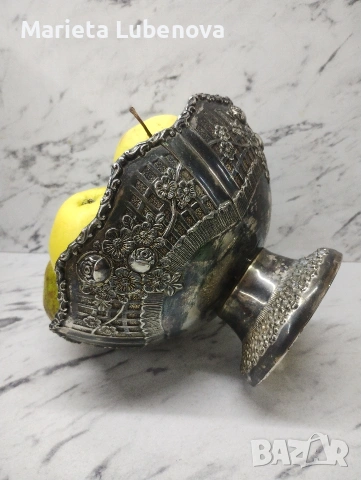 Красива релефна купа на пиедестал