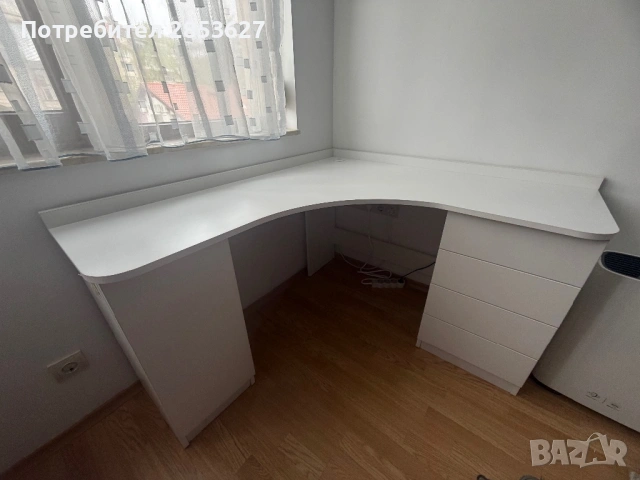 Бяло ъглово бюро