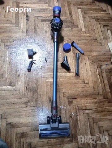 Продавам много добра Dyson V8 почистена прахосмукачка с отлична батерия и аксесоари