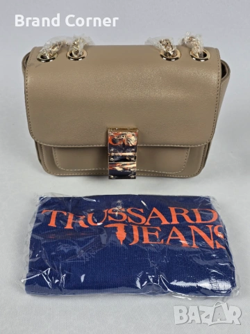 Нова дамска чанта Trussardi Jeans в бежово/тауп с верижка и етикети