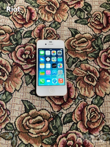 Продавам iPhone 4