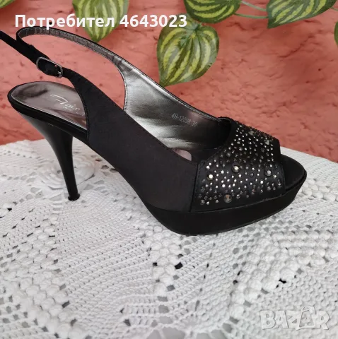 Продавам Красиви черни сандали с отворени пръсти и декоративни камъчета отпред., снимка 2 - Сандали - 55326305