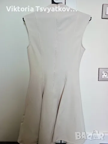 Елегантна бежова рокля Zara (S/XS) – стилна и оформяща силуета, снимка 2 - Рокли - 55365079