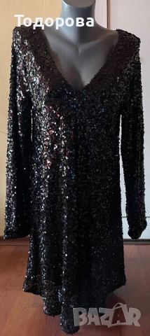 Черна рокля с пайети.