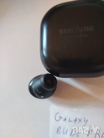 Samsung Galaxy Buds Pro SM-R190 зарядна кутия и лява слушалка, снимка 3 - Bluetooth слушалки - 54684192