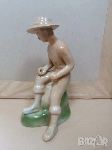 порцеланова фигура рибарче изида