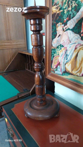 Висок свещник дърво