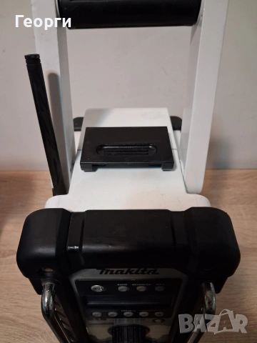 Радио + зарядно Makita , снимка 2 - Радиокасетофони, транзистори - 54858561