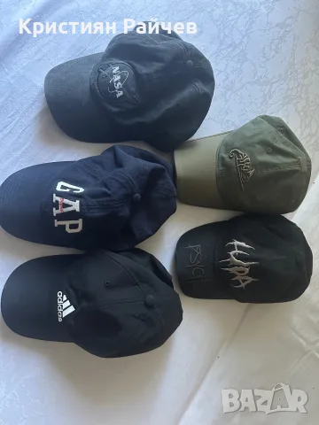 Няколко вида шапки с козирка