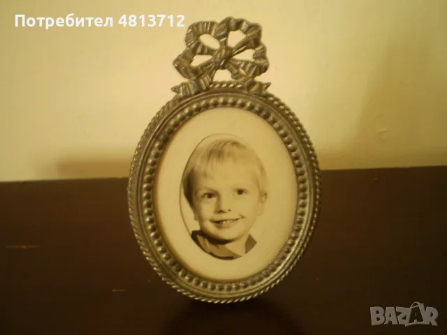 Антична овална фоторамка с метален цвят, украсена с  панделка в горната част
