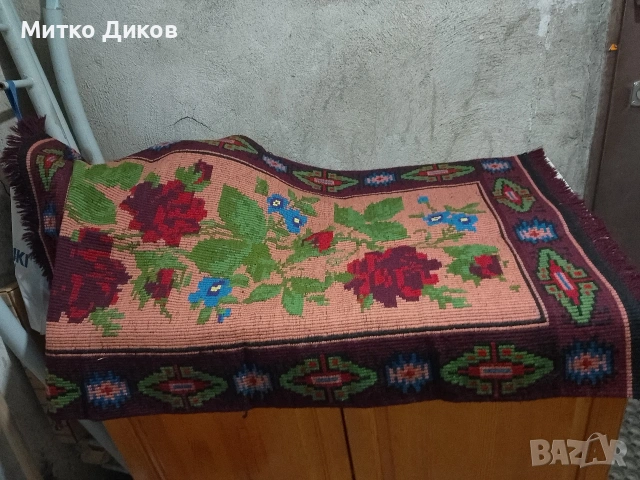 ръчно тъкан вълнен килим тип "килимче" флорални мотиви  136 см ресни 45 мм на 74 см