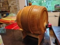 Дървено буре с дърворезба, снимка 1
