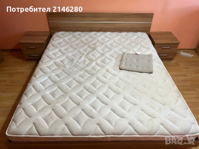 Спалня с матрак, тоалетка и нощни шкафчета