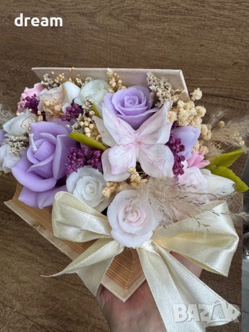 Аранжировка с цветя от соев восък, снимка 11 - Подаръци за жени - 54356096