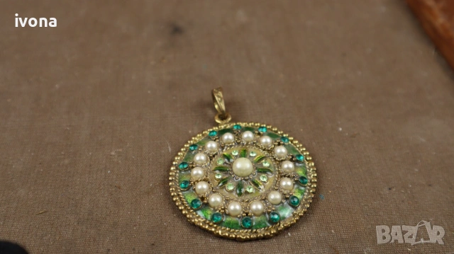 Красиво старо колие, висулка с инкрустирани камъни.