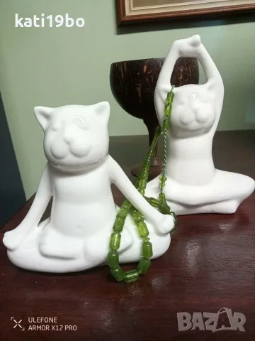 Статуетки на котарак в поза лотос