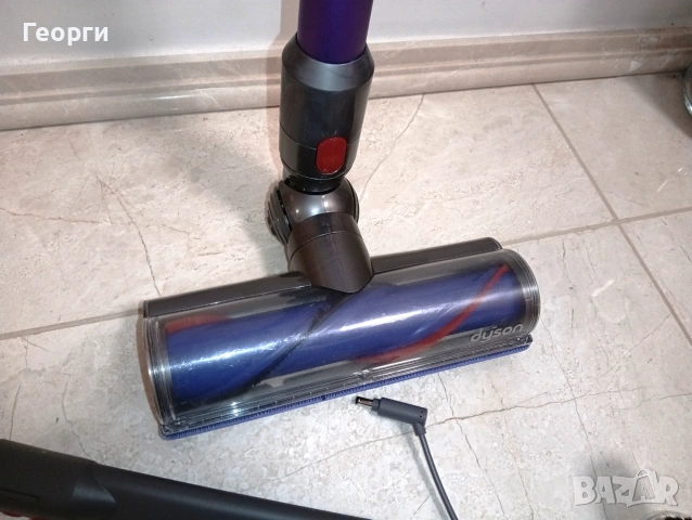 Много добра прахосмукачка Dyson V7 с добра батерия и аксесоари, снимка 4 - Прахосмукачки - 53624228