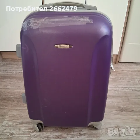 Продавам лилав куфар за екскурзия.