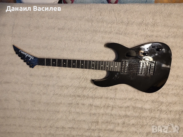 Продавам електрическа китара Jackson JS11 Dinky Black в много добро състояние.