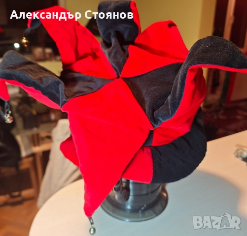 Уникална Фенска Шапка "Шут" – Памучно Кадифе, Черно и Червено, снимка 2 - Фен артикули - 54170302