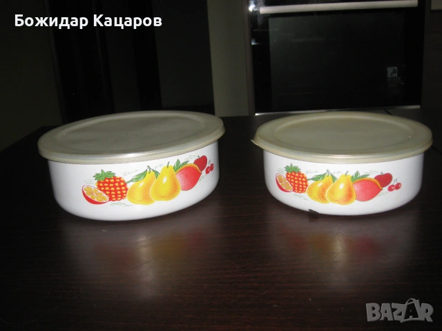 Две емайлирани кутии, за храна. Цена- 10 евро.Пращам по куриер. За София, може и лично да минете.