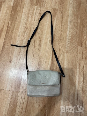 DKNY оригинална дамска чанта от естествена кожа