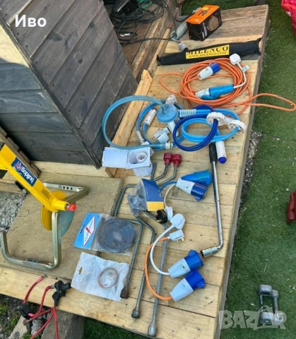 Оборудване за каравана-кабел ток,маса,водна помпа и колчета за форселт, стъпала, закл. у-ва и др.