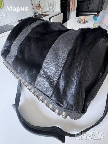 Черна чанта от естествена кожа и кожа с косъм на „Alexander Wang/Александър Ванг”, снимка 7 - Чанти - 55415104