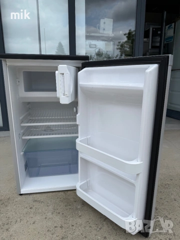 Сив малък хладилник с камера Whirlpool 45 см широк, снимка 7 - Хладилници - 54943275