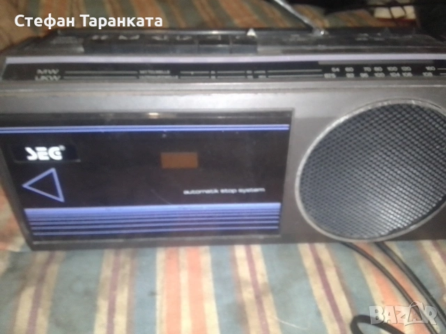 радио касетофон работи си на радио 