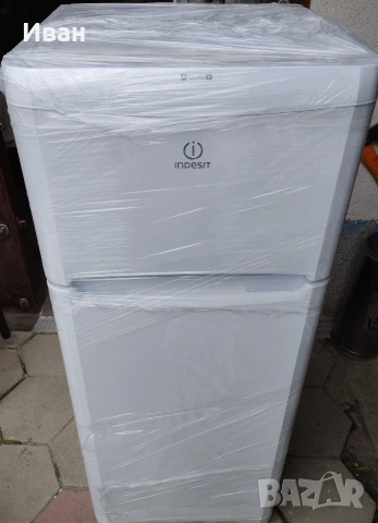 Продавам хладилник с камера indesit taan