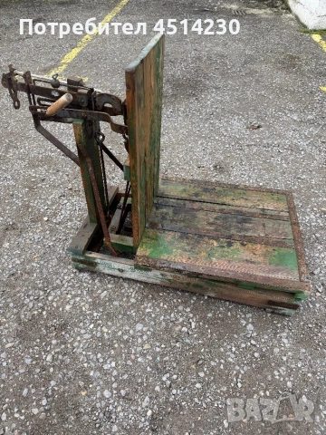 Стара механична платформена везна – ретро индустриален стил