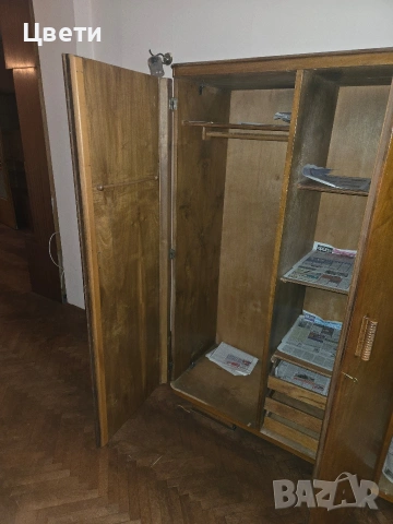 Маса разтегателна с 4 стола, орехов гардероб, голяма секция, снимка 10 - Маси - 55219231