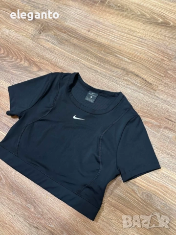 Нова дамска тениска Nike  Aeroadapt crop top in black , S размер, снимка 3 - Тениски - 54554351