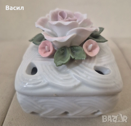 Порцеланова кутийка