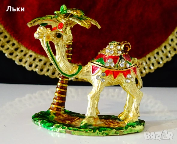 Позлатена кутийка,фигура Камила,Палма,кристали. 