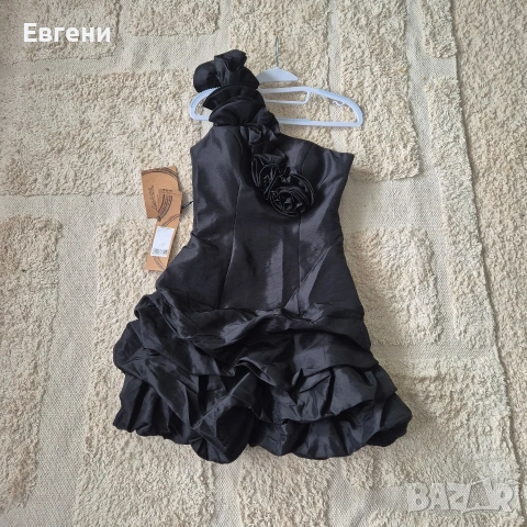 НОВА официална черна рокля с 3D рози и волани – ефектен модел с едно рамо