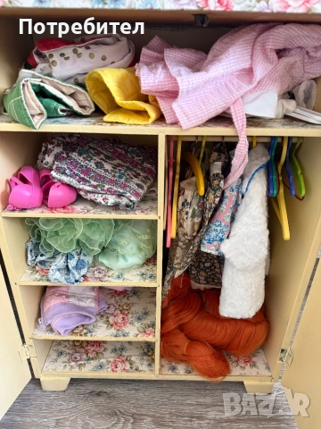 Гардероб за кукли дървен гардероб с дрехи и аксесоари за кукли , снимка 3 - Кукли - 54122473