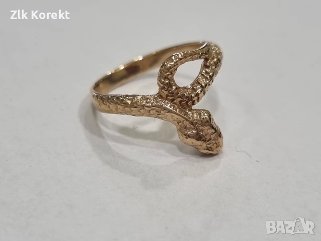Дамски златен пръстен във формата на змия