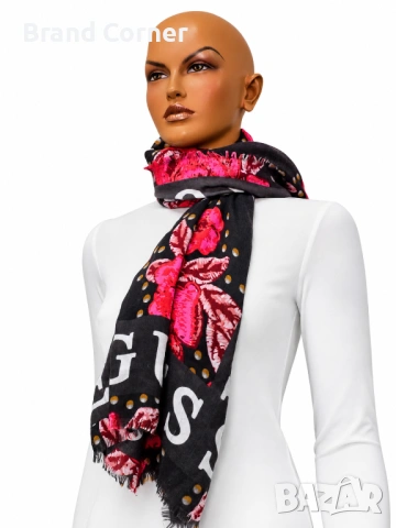 Дамски шал GUESS с флорален десен в черно и розово, снимка 5 - Шалове - 54640861