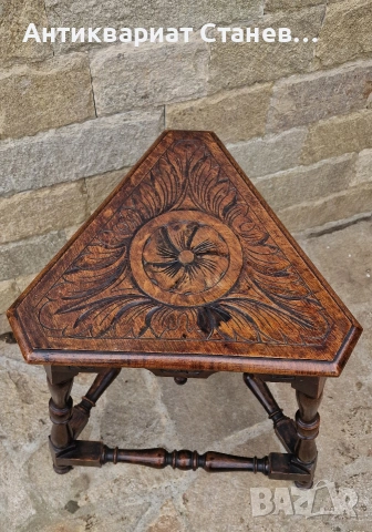 Уникална ъглова дървета масичка ръчна дърворезба, снимка 2 - Маси - 54082245