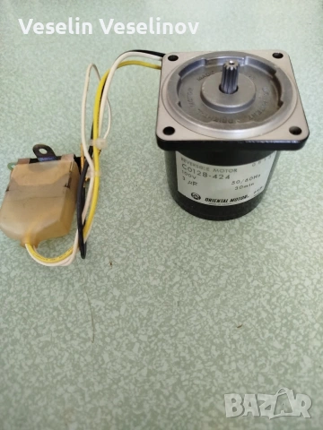 Реверсивен двигател Oriental Motor C0128-424 (100V) с пиньон