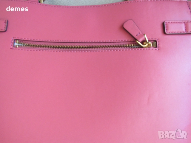 Оригинална дамска чанта GUESS от еко кожа в цвят корал, снимка 9 - Чанти - 55237413