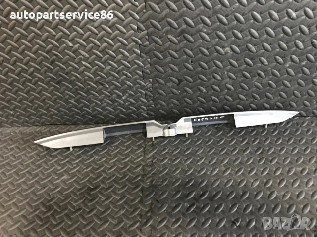 Сива лайсна за заден капак за регистрационен номер за Mitsubishi Carisma (2002) XR361227E, снимка 2 - Части - 54792848