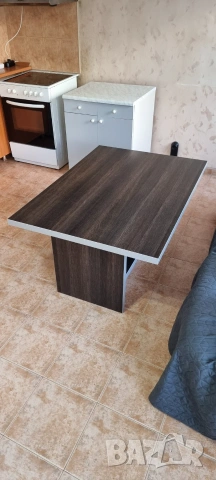 Продавам масивна холна маса в перфектно състояние 125/85/вис 55