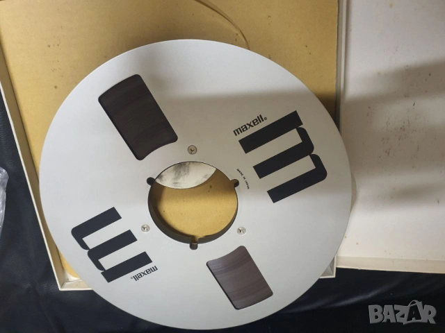 Магнетофонна ролка Maxell с лента и кутия. 26,5см. 10,5" В много добро състояние 80€