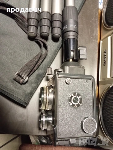 Статив и старинен фотоапарат