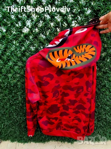 BAPE Shark Hoodie Red Camo – размер M, снимка 2 - Суичъри - 55607794
